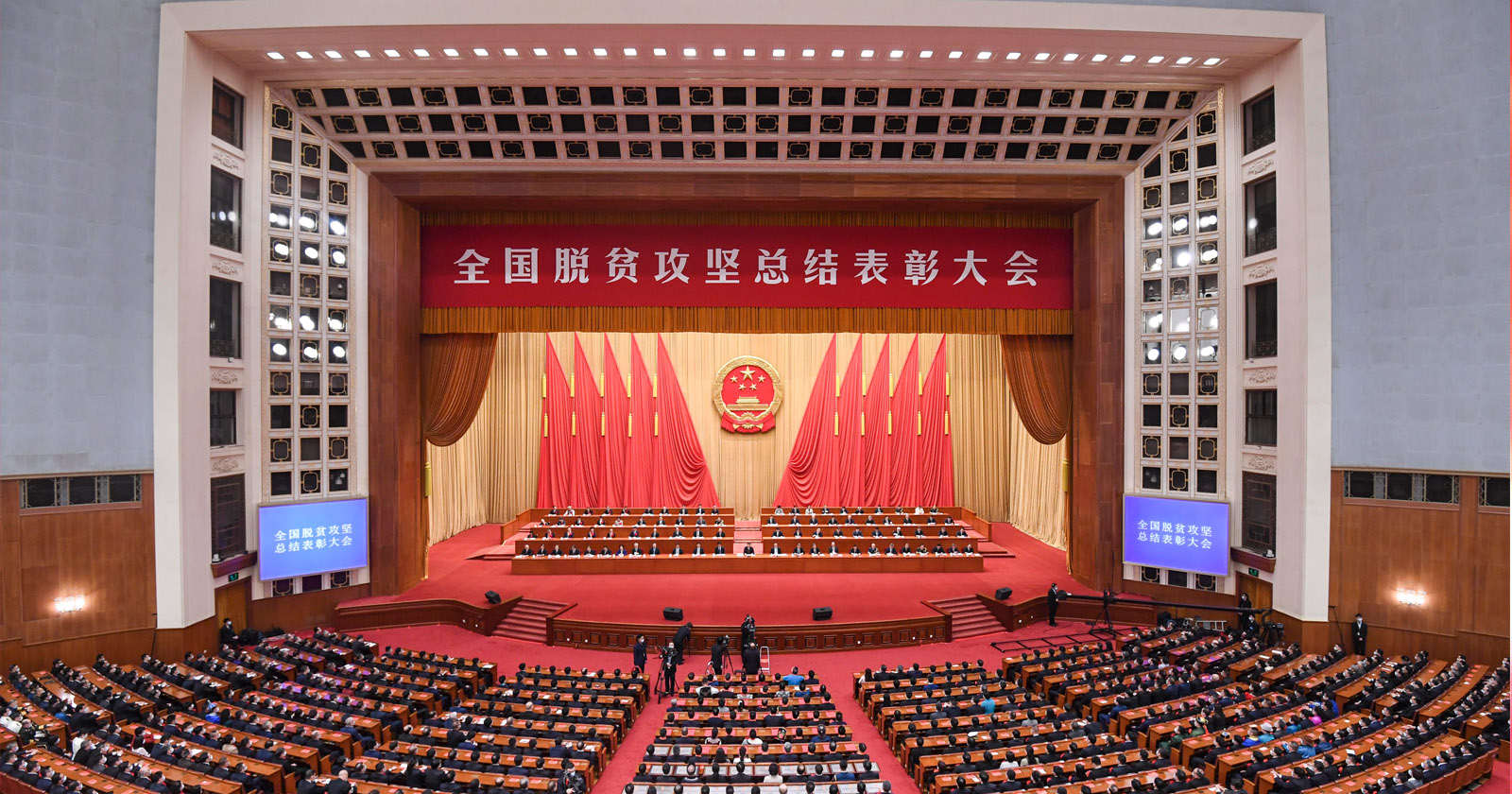 2021年2月25日，，，，，，全国脱贫攻坚总结赞美大会在北京人民大会堂隆沉进行，，，，，，尊龙中国公司股份荣获“全国脱贫攻坚先进集体”称号，，，，，，温志芬董事长代表公司进京接受赞美。。。。。。.jpg